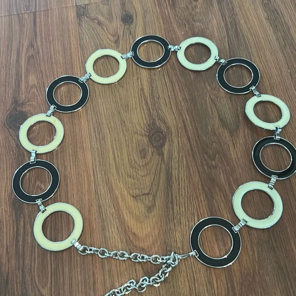 Reversible enamel black and cream circle chain belt. Y2k